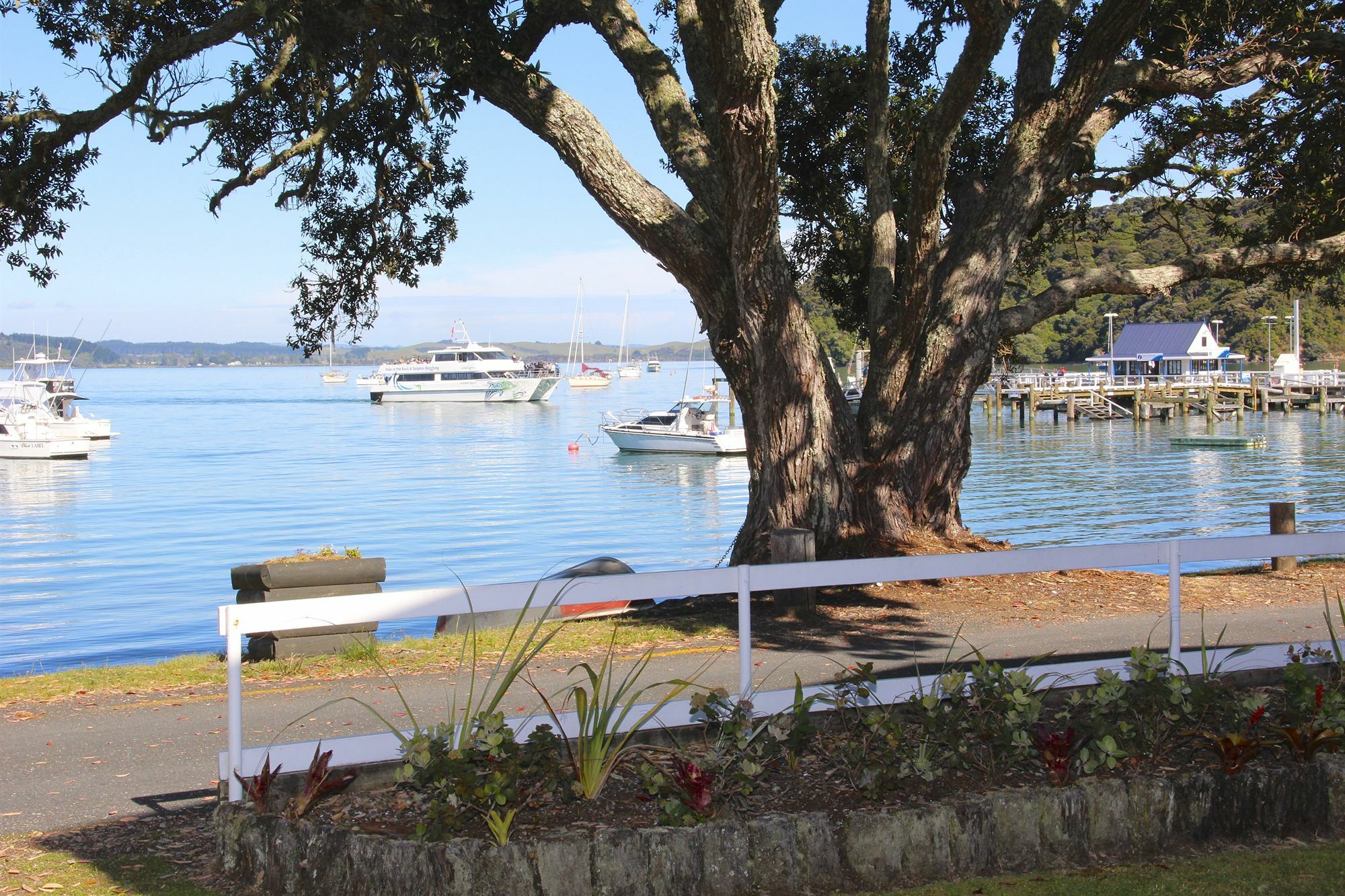 Hananui Lodge And Apartments Russell Bagian luar foto